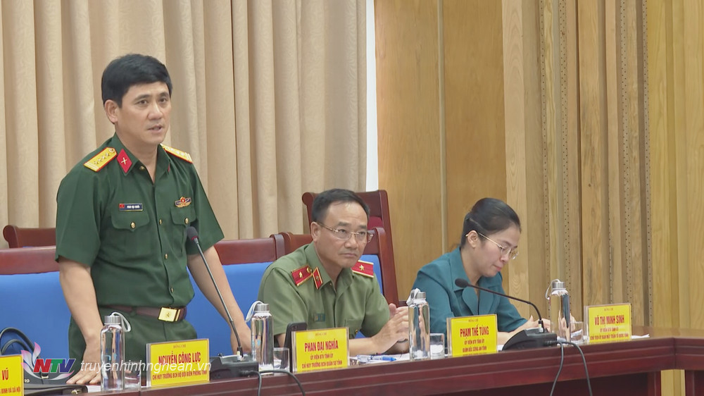 Đại tá Phan Đại Nghĩa - Uỷ viên BTV Tỉnh uỷ, Chỉ huy trưởng Bộ CHQS tỉnh phát biểu tại hội nghị.