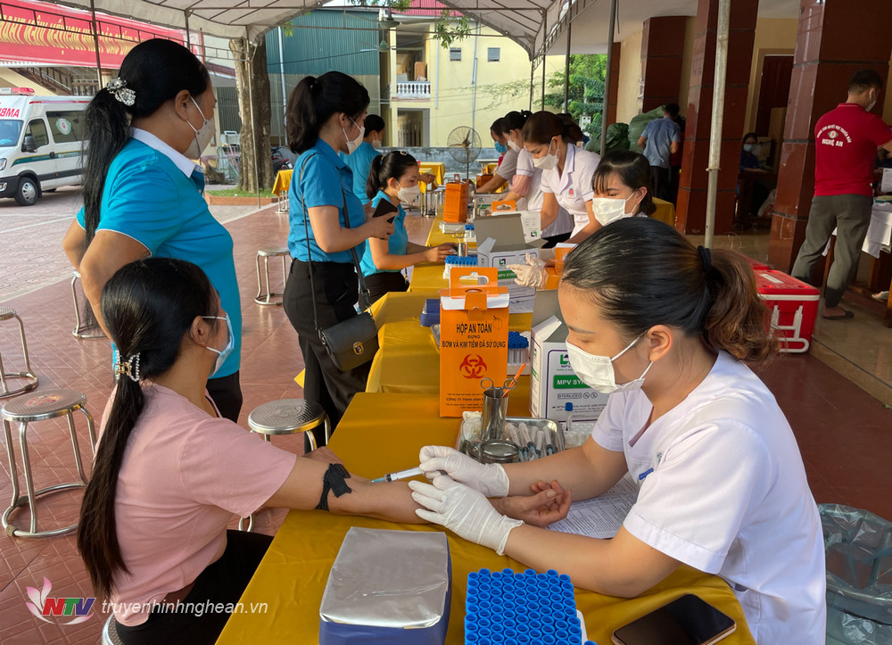 Các tình nguyện viên làm xét nghiệm trước khi hiến máu.