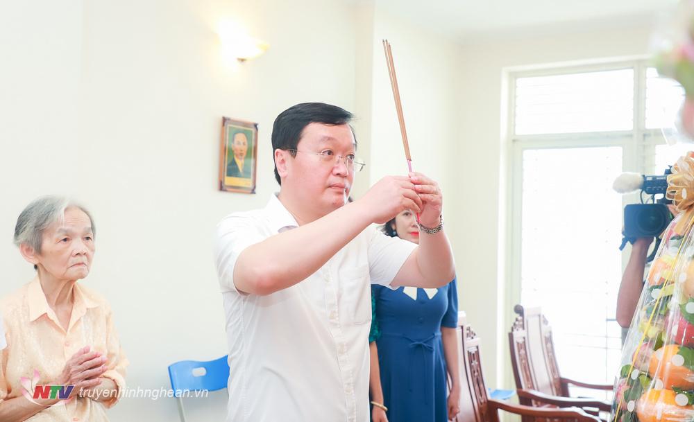 Chủ tịch UBND tỉnh Nghệ An Nguyễn Đức Trung dâng hương lên anh linh cố Tổng Bí thư Lê Hồng Phong tại bàn thờ gia đình bà Lê Nguyễn Hồng Minh. 