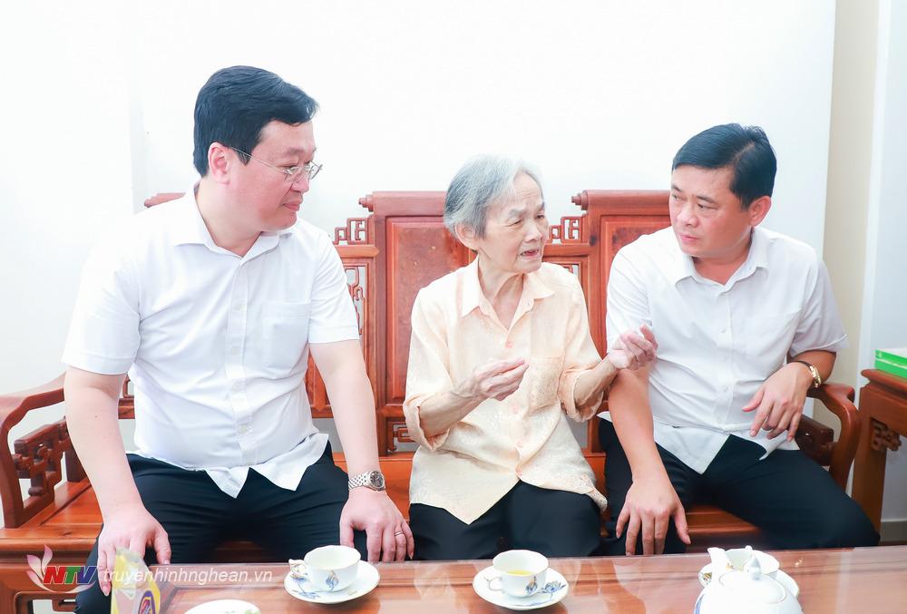 Các đồng chí lãnh đạo tỉnh ân cần thăm hỏi, trò chuyện cùng bà Lê Nguyễn Hồng Minh.