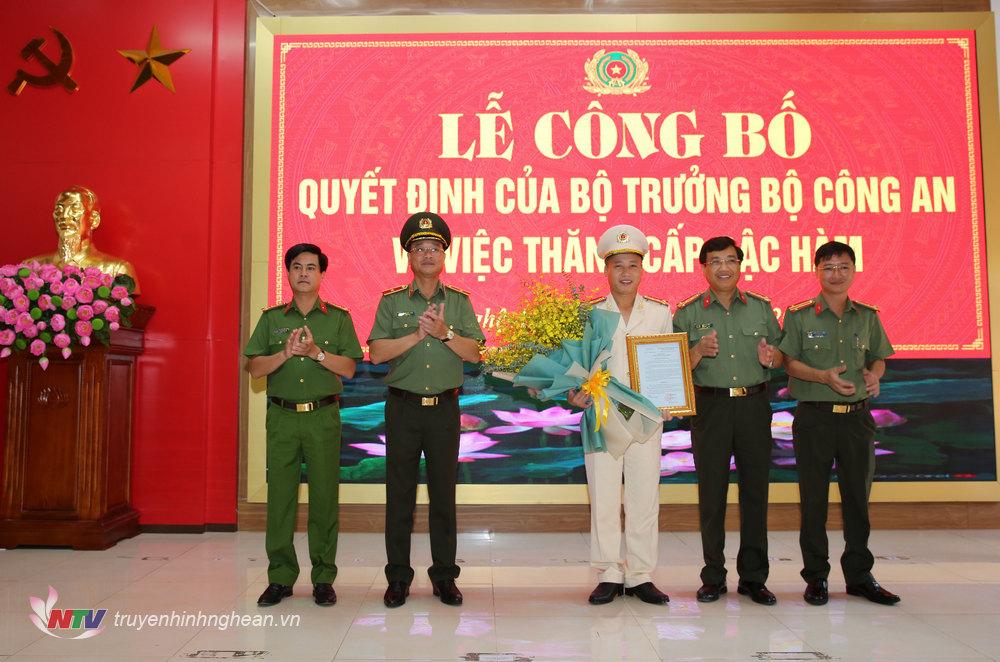 Ban Giám đốc Công an tỉnh tặng hoa chúc mừng Đại tá Nguyễn Duy Thanh