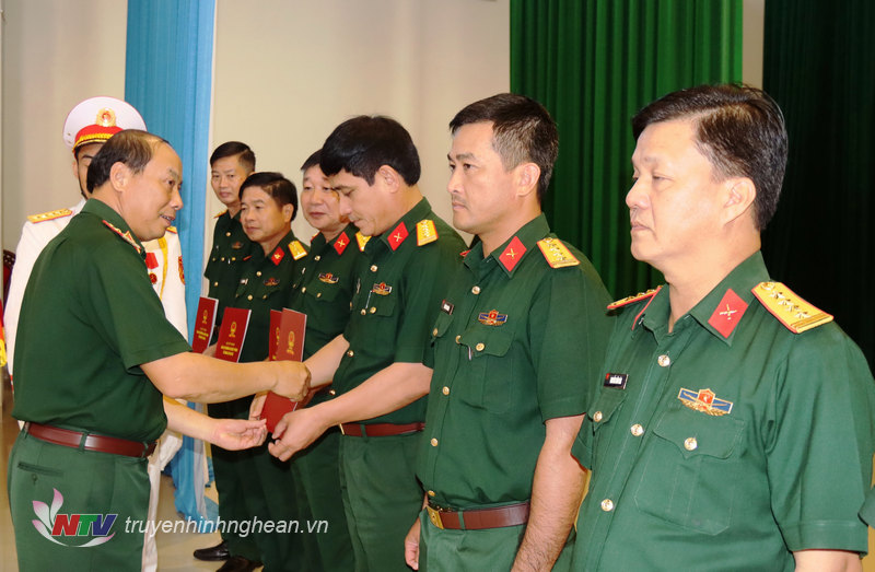 Bộ CHQS tỉnh nâng lương, thăng quân hàm cho 277 đồng chí
