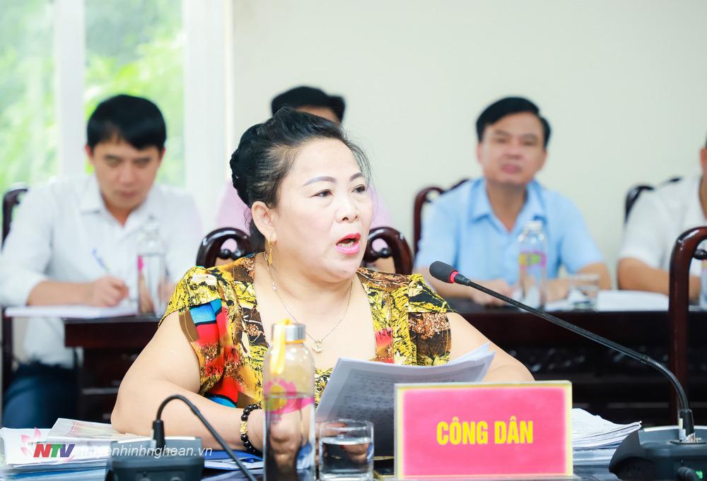 Bà Hoàng Thị Hương, khối Điện Biên, phường Nghi Hương, thị xã Cửa Lò trình bày kiến nghị.
