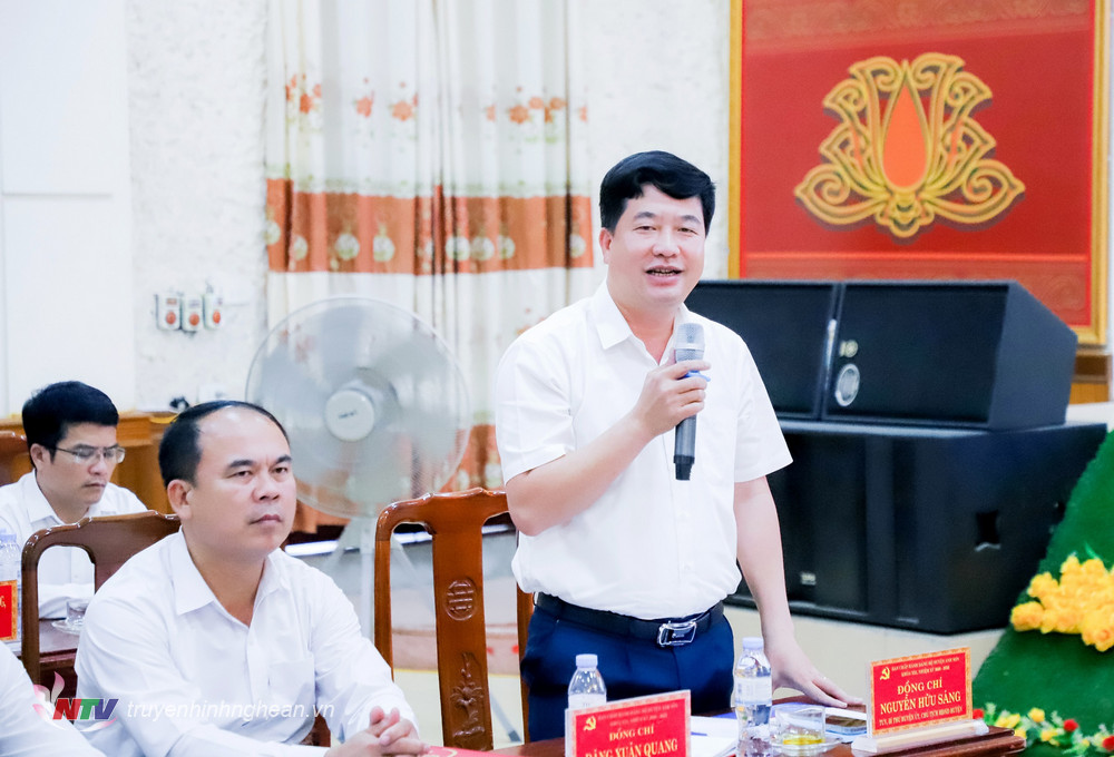 Đồng chí Nguyễn Hữu Sáng - Bí thư Huyện uỷ, Chủ tịch HĐND huyện phát biểu tại cuộc làm việc.