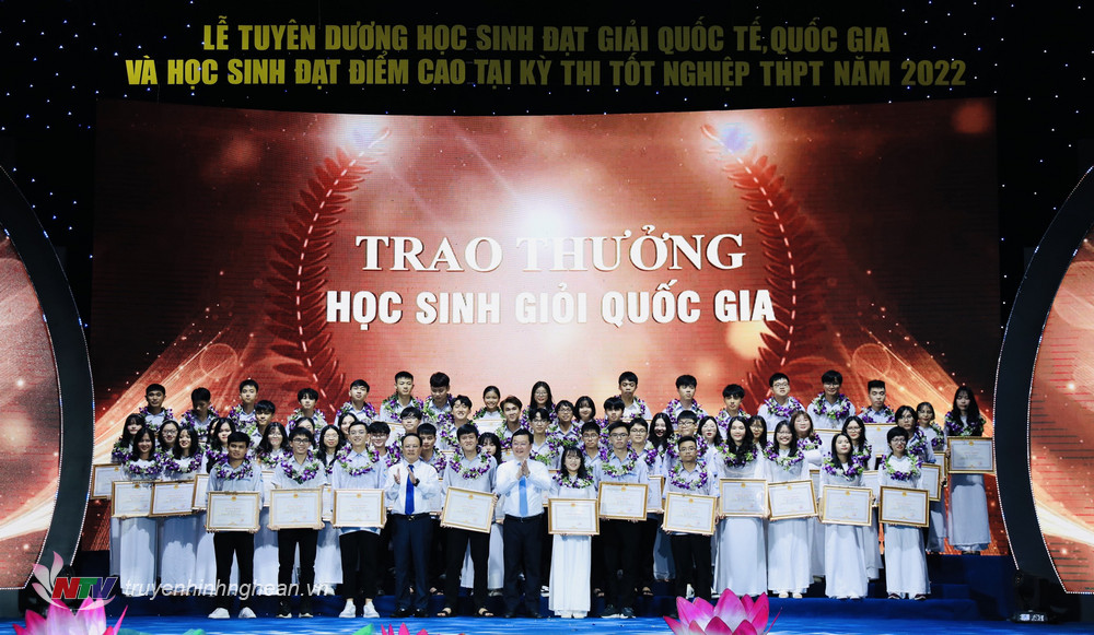 Chủ tịch UBND tỉnh Nguyễn Đức Trung và Phó Chủ tịch Thường trực HĐND tỉnh Nguyễn Nam Đình trao Bằng khen cùng tiền thưởng cho các học sinh đạt giải Quốc gia.