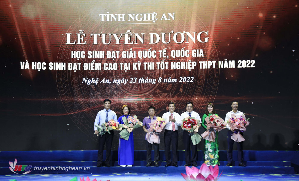 Giám đốc Sở Giáo dục - Đào tạo Thái Văn Thành tặng hoa cảm ơn các đơn vị, doanh nghiệp ủng hộ.