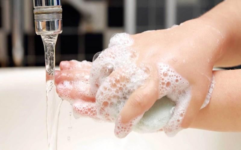Rửa tay thường xuyên: Hãy rửa tay thường xuyên bằng xà phòng với nước ít nhất 20 giây mỗi lần. Bạn có thế thay thế bằng các gel rửa tay chứa cồn hoặc dung dịch rửa tay chuyện dụng.