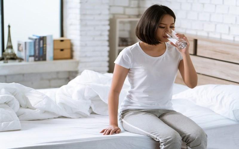 Uống nước sau khi thức dậy để cải thiện táo bón: Uống một ly nước vào buổi sáng có lợi cho nhu động của đường tiêu hóa và cải thiện chứng táo bón.