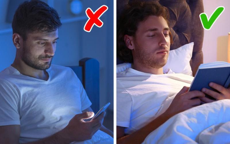 Tránh thiết bị điện tử trước khi ngủ: Ánh sáng xanh từ điện thoại làm trì hoãn việc sản xuất melatonin của cơ thể. Do đó, bạn sẽ mất nhiều thời gian để chìm vào giấc ngủ và thức dậy mệt mỏi hơn, gây ảnh hưởng xấu đến cân nặng.
