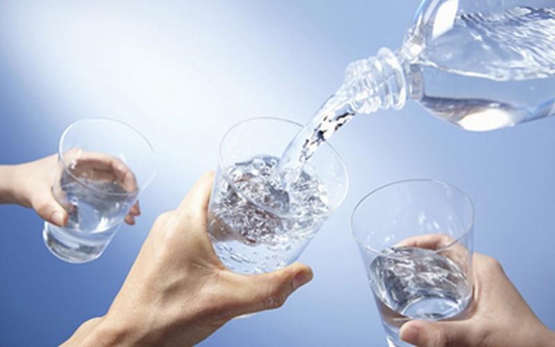 Khi uống rượu cũng nên uống nhiều nước: Rượu sẽ lấy đi nước trong các bộ phận khác của cơ thể. Do đó, trong khi uống rượu, đừng quên bổ sung nước.