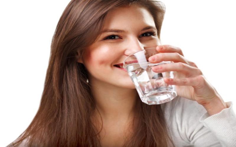 Khi bạn mệt mỏi hãy uống một ly nước: Nghiên cứu cho thấy, nước có chức năng ổn định, giữ ẩm và giảm nóng. Mọi người nên bổ sung 2 lít nước mỗi ngày, nhưng cần phải bổ sung đều trong cả ngày để mang lại hiệu quả tốt nhất.