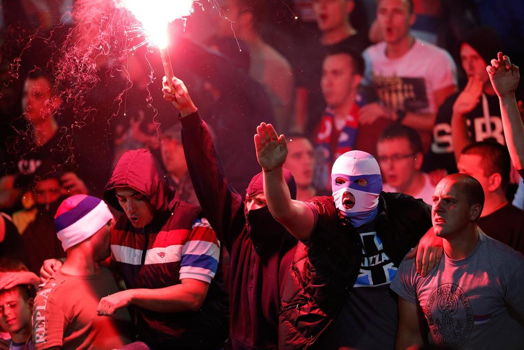 Pháo sáng hay CĐV quá khích từng báo hại Serbia thua trận và bị trừ 3 điểm tại vòng loại Euro 2016