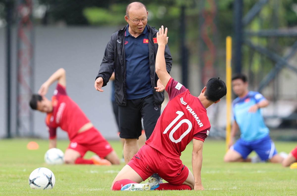 Như thường lệ, HLV người Hàn Quốc dành sự quan tâm đặc biệt với những cầu thủ đang trong tình trạng chấn thương hoặc tập trung muộn.