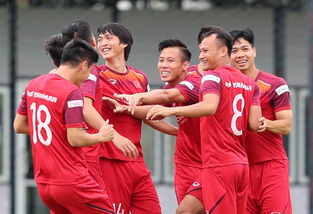 Sự thoải mái là điều Ban huấn luyện Việt Nam luôn cố gắng tạo ra trong bài khởi động, nhằm giúp các cầu thủ có tinh thần sảng khoái trước khi tập chuyên môn.
