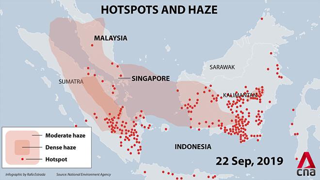 Ảnh ghi nhận hôm 22/9 các điểm nóng cháy rừng (chấm đỏ) và màn khói đang bao phủ nhiều nước Đông Nam Á.