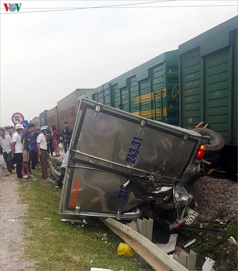 Vào khoảng 7h40’ ngày 25/9 trên đường sắt Bắc Nam đoạn qua địa bàn xã Diễn Trường, huyện Diễn Châu, tỉnh Nghệ An xảy ra một vụ tai nạn nghiêm trọng.