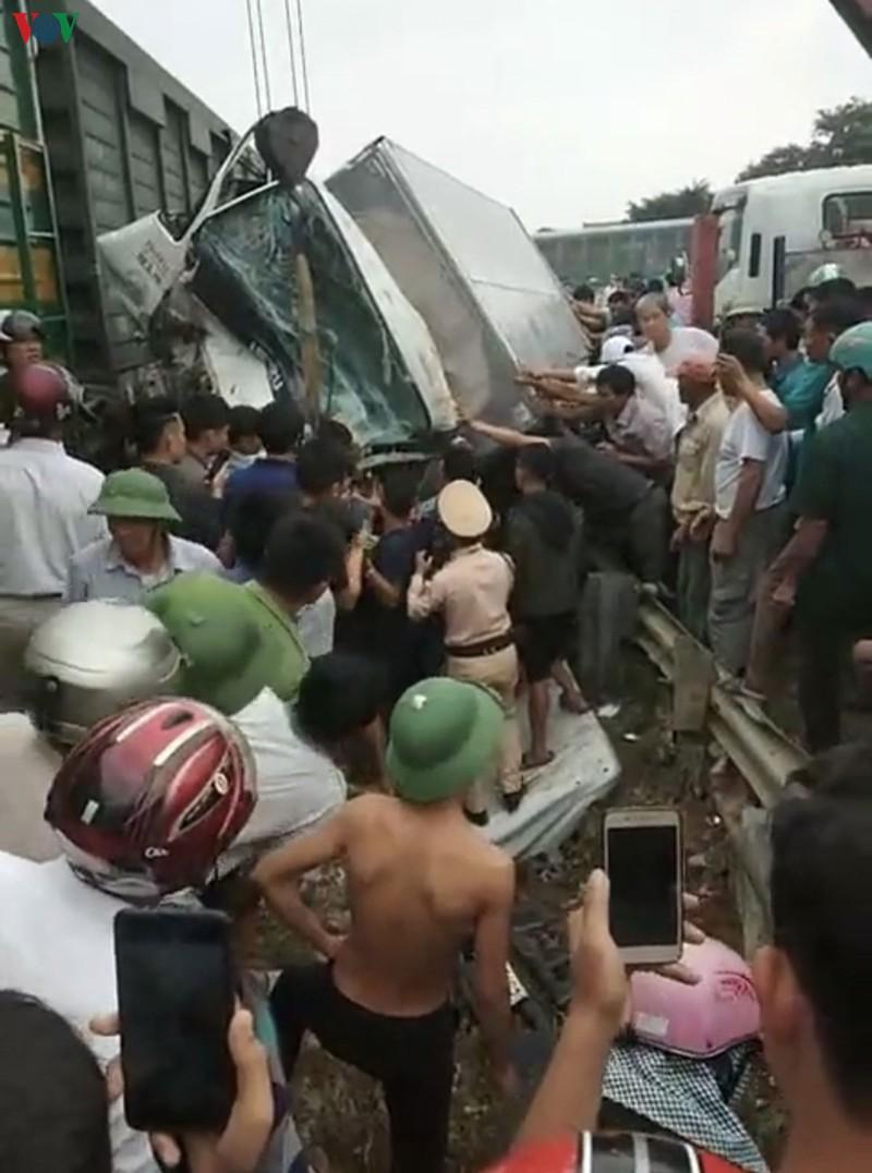 Chiếc xe tải cũng bị nát bét phần đầu, tài xế xe tải bị thương nặng, bị mắc kẹt trong ca bin được người dân hỗ trợ đưa ra ngoài, chuyển đi cấp cứu.