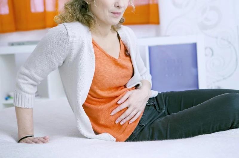 Đau bụng: Đau bụng nghiêm trọng là một triệu chứng phổ biến khác của sốt xuất huyết. Cảm giác đau đớn ở vùng bụng có mức độ trải từ đau vừa đến đau dữ dội. Cơn đau thường xuất hiện ở vùng bụng phải phía trên. Cơn đau trở nên nghiêm trọng hơn nếu đi kèm với triệu chứng nôn mửa, vì nôn mửa gây co thắt các cơ bụng.