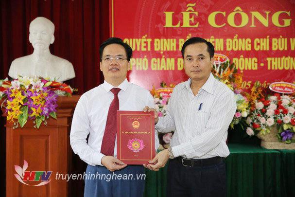 Phó Chủ tịch UBND tỉnh Lê Ngọc Hoa trao quyết định bổ nhiệm cho đồng chí 