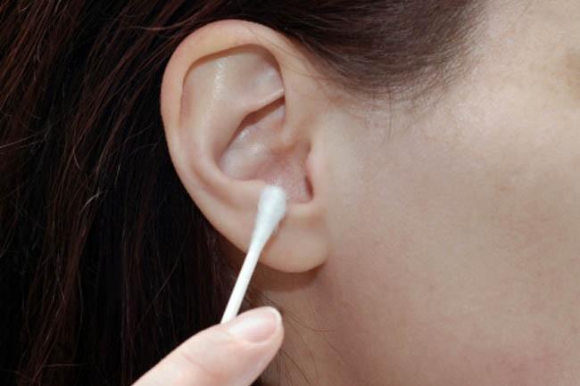 Vật thể lạ trong tai: Khi có vật thể lạ bị kẹt trong tai, khả năng nghe của bạn có thể bị ảnh hưởng. Vật thể lạ trong tai đôi khi có thể to và cứng dần lên do bụi bẩn bám vào, dẫn đến mất thính giác.