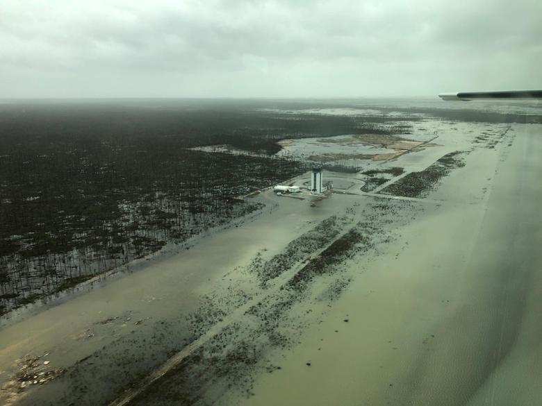 Sân bay Marsh Harbour ngập trong biển nước, không thể hoạt động. 