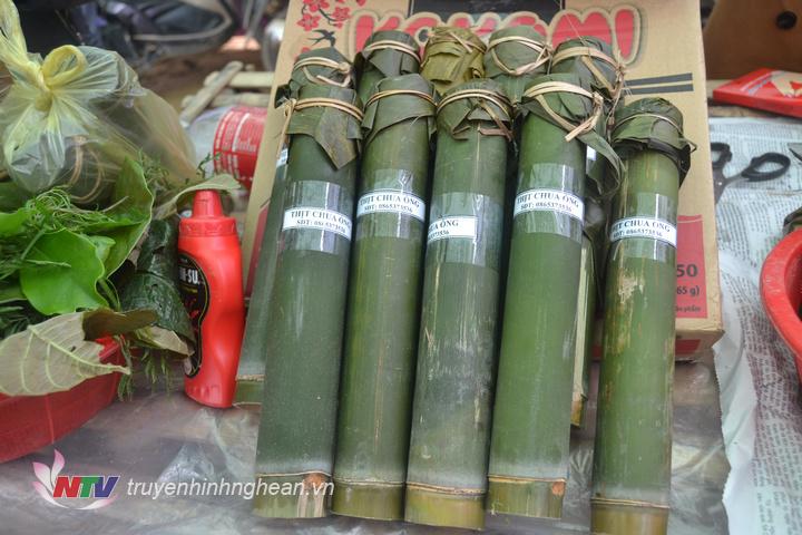 anh 5.Một trong những món ăn quen thuộc của người Thái huyện Con Cuông không thể thiếu trong mỗi phiên chợ đó là thịt chua.