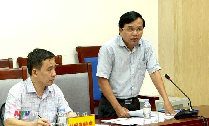 Đồng chí Nguyễn Như Khôi - Tỉnh ủy viên, Giám đốc Đài PT-TH Nghệ An báo cáo công tác chuẩn bị cho chương trình nghệ thuật "Bến Thủy anh hùng".