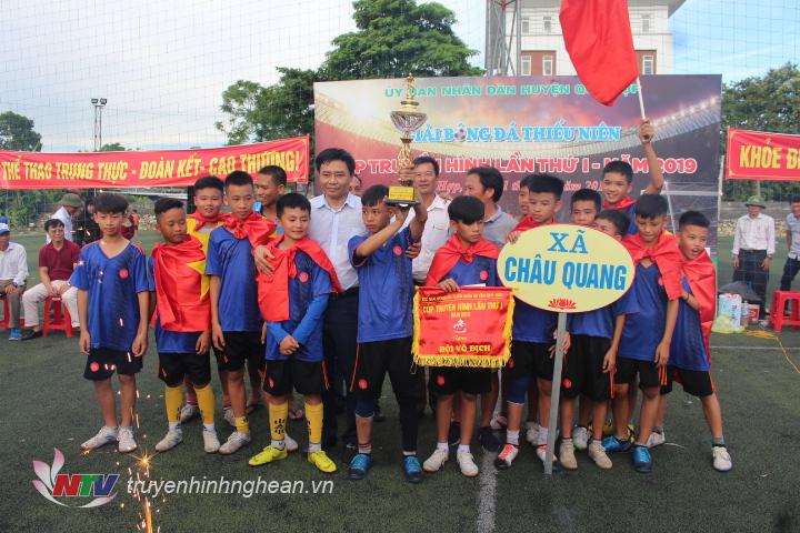 Lãnh đaoh huyện Quỳ Hợp trao cúp cho đội Châu Quang vô địch giải bóng đá thiếu niên cúp truyền hình Quỳ Hợp lần thứ I.