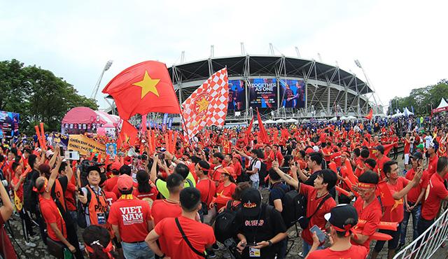 Sắc đỏ của CĐV Việt Nam tràn ngập trước sân vận động