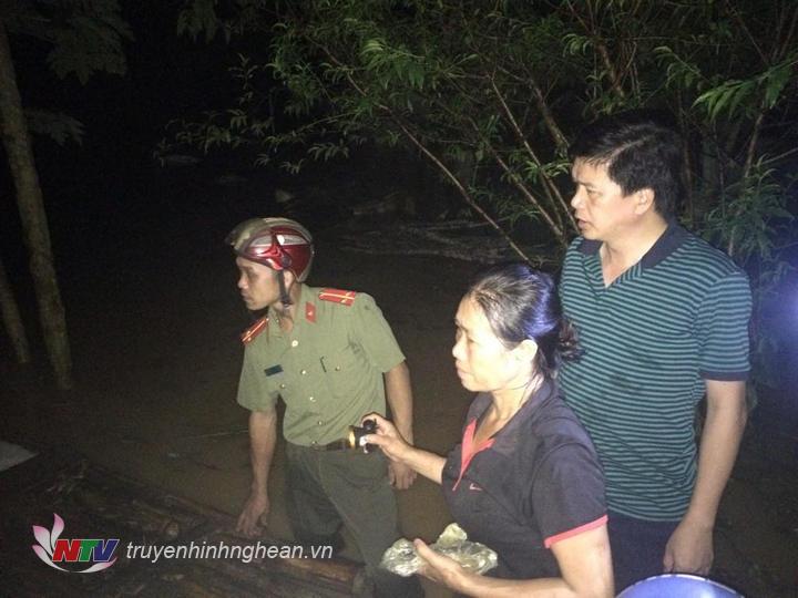 anh 3. Đ.c Nguyễn Đình Hùng, Bí Thư huyện ủy Con Cuông chỉ đạo công tác sơ tán dân ngay trong đêm. Ảnh ghi lại tại khối 4 thị trấn Con Cuông, ngày 1-9, lúc 23h30p.