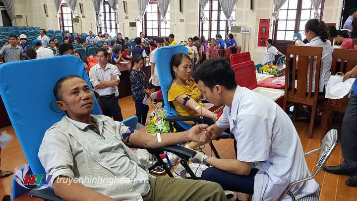 Hơn 800 tình nguyện viên tham gia hiến máu tại Diễn Châu