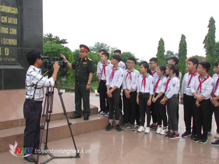 Ảnh 2. Dương Trọng Hùng tác nghiệp tại buổi cán bộ Hội Cựu chiến binh huyện Tân Kỳ giáo dục truyền thống cách mạng cho học sinh trường THCS Nguyễn Trãi tại Km0 đường Hồ Chí Minh 