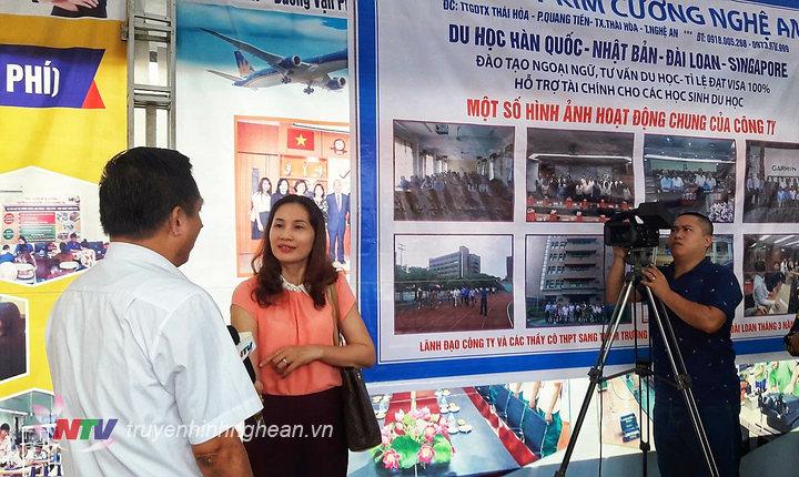 Nhóm phóng viên Đài PTTH Nghệ An thực hiện phỏng vấn ông Võ Sỹ Sơn, phó chủ tịch UBND huyện Quỳ Hợp tại hội chợ việc làm năm 2018 (1)