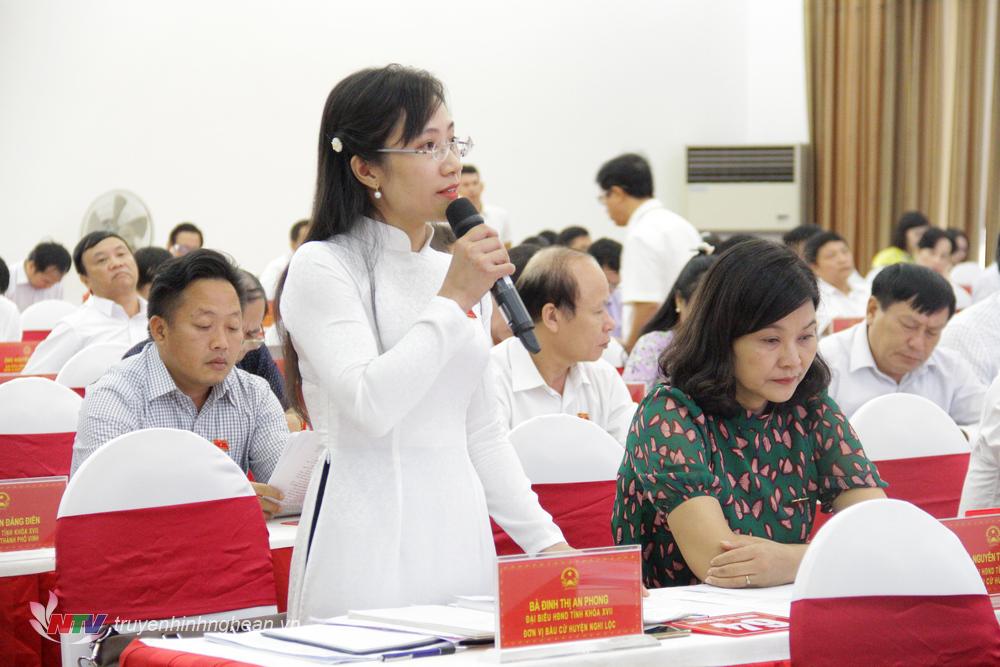 Đại biểu Đinh Thị An Phong – Nghi Lộc nêu ý kiến  
