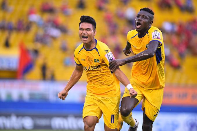 Niềm vui của Xuân Mạnh (11) khi ghi bàn thắng đầu tiên ở V.League 2019