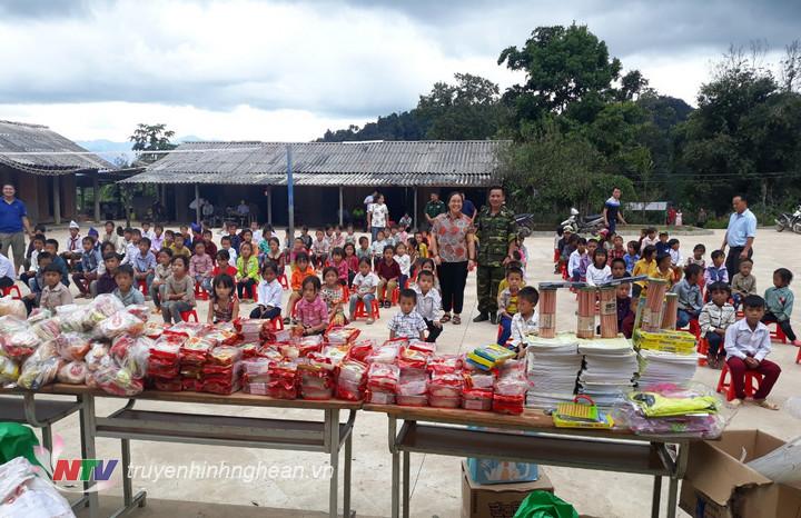 Hàng trăm trẻ em khu vực biên giới huyện Kỳ Sơn vui Tết Trung thu
