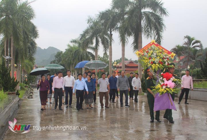 Đoàn đại biểu Quốc hội khu vực 9 CHDCND Lào dâng hương tại nghĩa trang liệt sĩ Việt-Lào