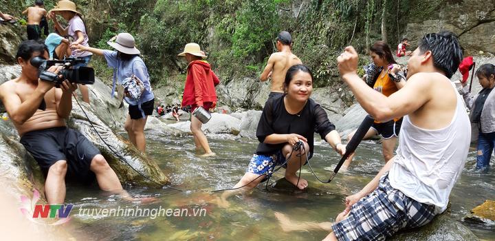 PV Khánh Hiền - Mạnh Lục phỏng vấn nhân du khách Thanh Hóa dưới chân thác Nha Vang xã Biên giới Nhôn Mai