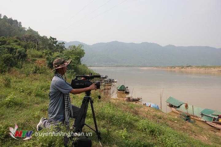 Phóng viên Sinh Đàn ghi hình tại “xóm chài 5 hộ” thuộc địa bàn xóm 2 xã Nam Tân – Nam Đàn.