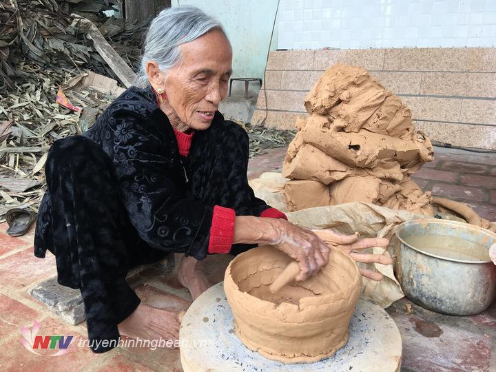 4.	Một nghệ nhân đã 87 tuổi, cụ cho biết đã làm nghề 70 năm nay, từ khi mới lấy chồng.