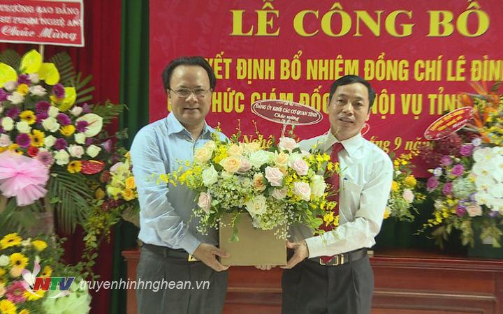 Bí thư Đảng úy Khối CCQ tỉnh Nguyễn Nam Đình tặng hoa chúc mừng đồng chí Lê Đình Lý trên cương vị mới.