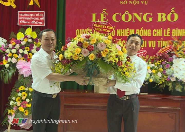 Bí thư Thành ủy Vinh tặng hoa chúc mừng đồng chí Lê Đình Lý.