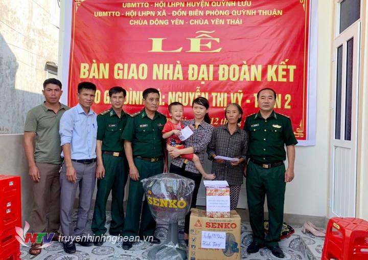Đại diện ủy ban MTTQ huyện, hội LHPN huyện và các tổ chức tặng quà cho gia đình bà Nguyễn Thị Vỹ