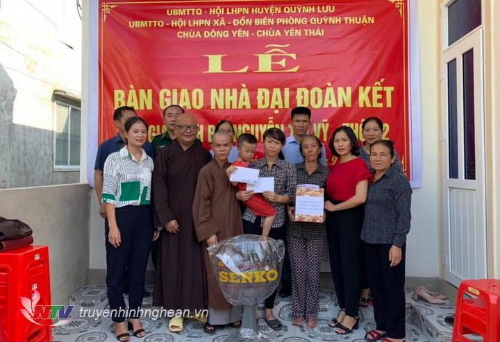 Đại diện Ủy ban MTTQ huyện, hội LHPN huyện và các tổ chức tặng quà cho gia đình bà Nguyễn Thị Vỹ.