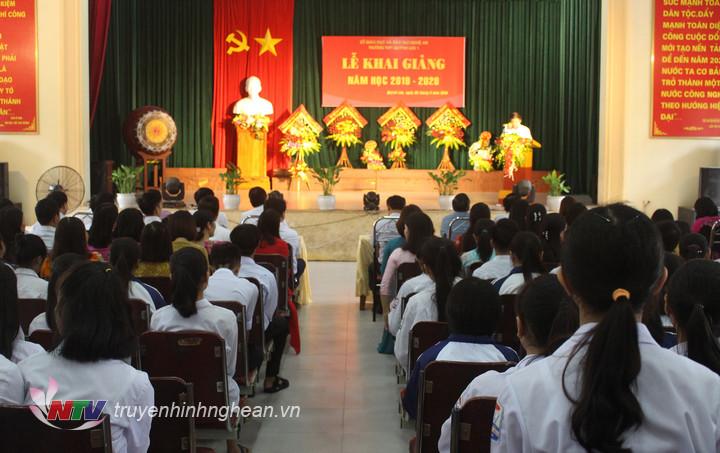 Nhiều trường trên địa bàn huyện Quỳnh Lưu tổ chức lễ khai giảng trong hội trường do điều kiện thời tiết.