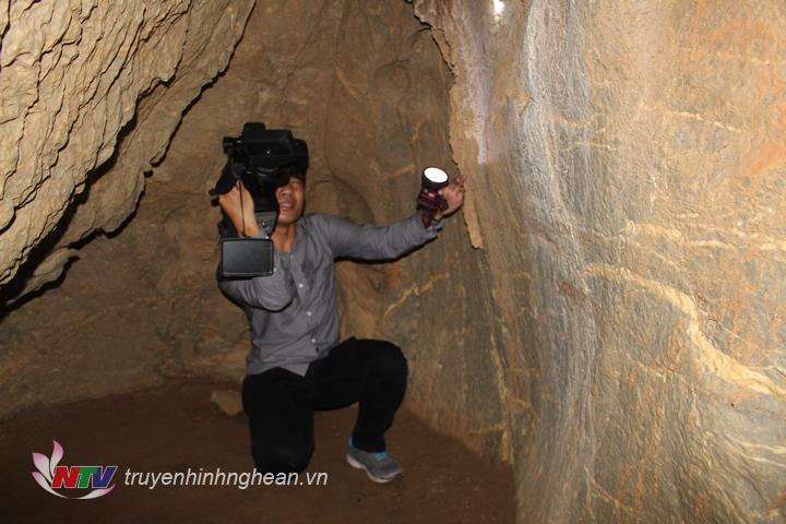 Trong hang Dơi có nhiều hang động nhỏ, hẹp, lại tối nên phóng viên Đức Thiên đã gặp phải nhiều khó khăn để tìm kiếm khuôn hình đẹp