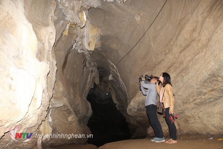 Nhóm phóng viên Trung tâm VH, TT & TT huyện Quỳnh Lưu đang lấy khuôn hình là những mảng thạch nhũ và măng đá hết sức đẹp mắt tại hang Dơi để truyền tải đến khán giả.