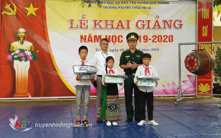 Đồn BP Châu Khê tặng quà cho học sinh trường Châu Cam, huyện Con Cuông
