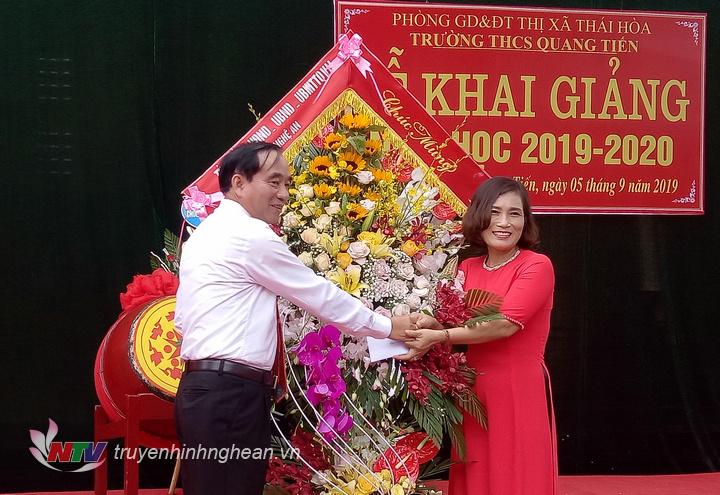 Phó Chủ tịch HĐND tỉnh Hoàng Viết Đường tặng hoa chúc mừng Trường THCS Quang Tiến.
