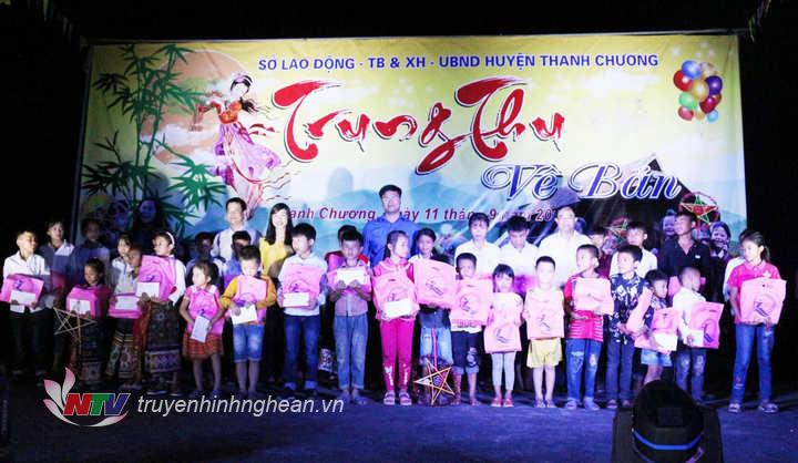 Trao 130 suất quà của tỉnh và huyện cho các em học sinh vượt khó học giỏi 2 xã Thanh Sơn, Ngọc Lâm.